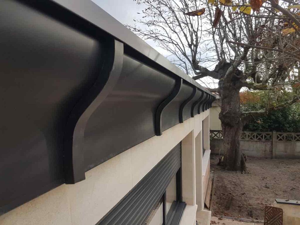 Démoussage de gouttières à Mérignac