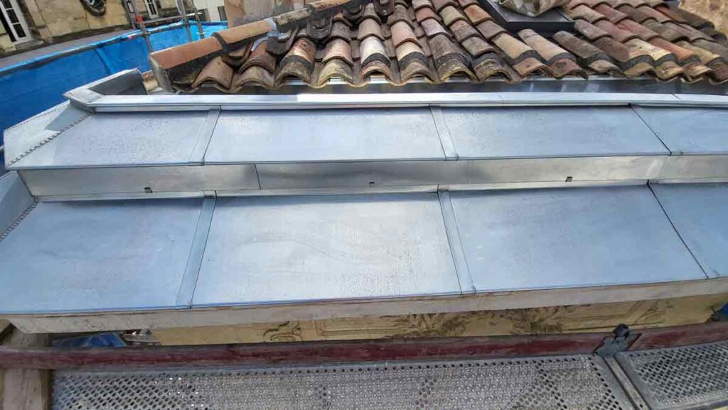 Pose de gouttières en zinc en Gironde