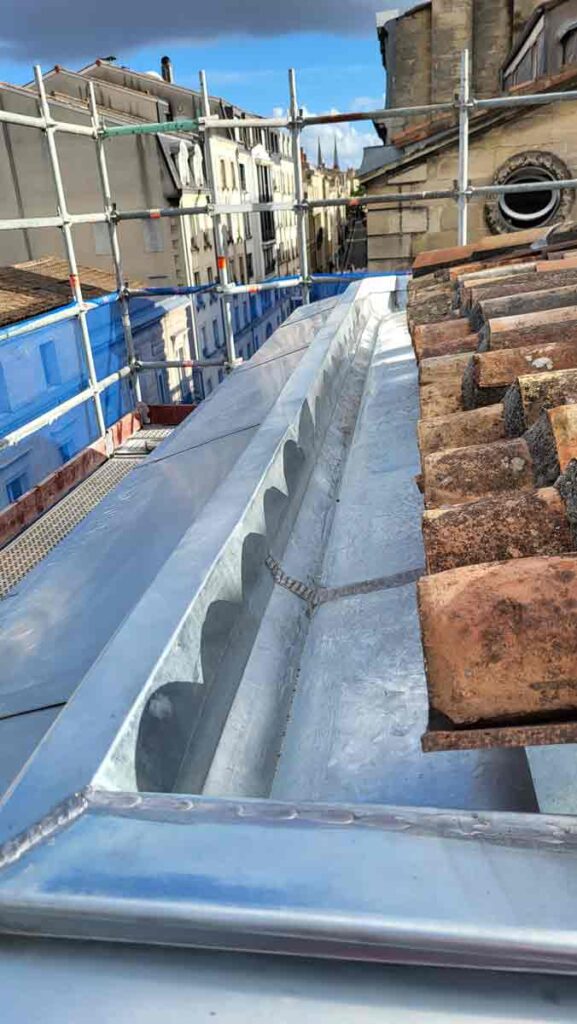 Pose de gouttières en zinc à Lormont