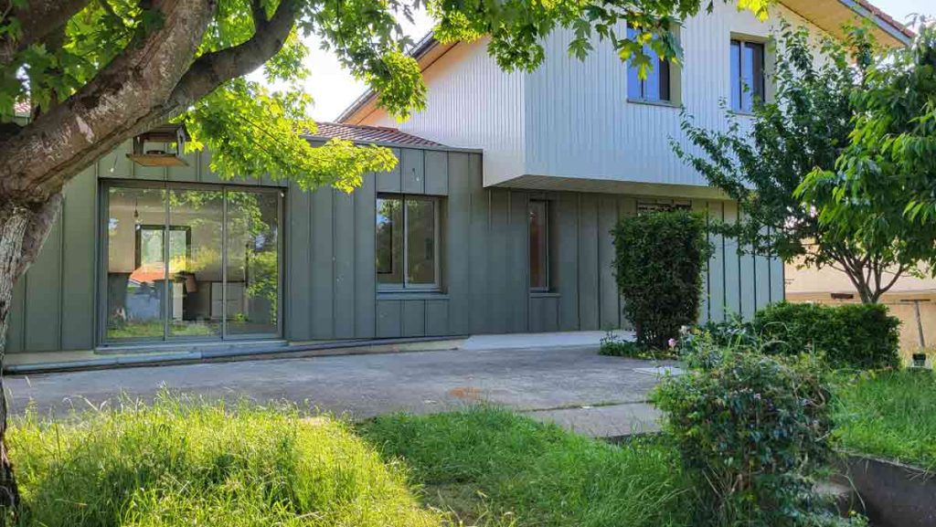 Travaux de pose d'un bardage sur une maison de Villenave-d'Ornon