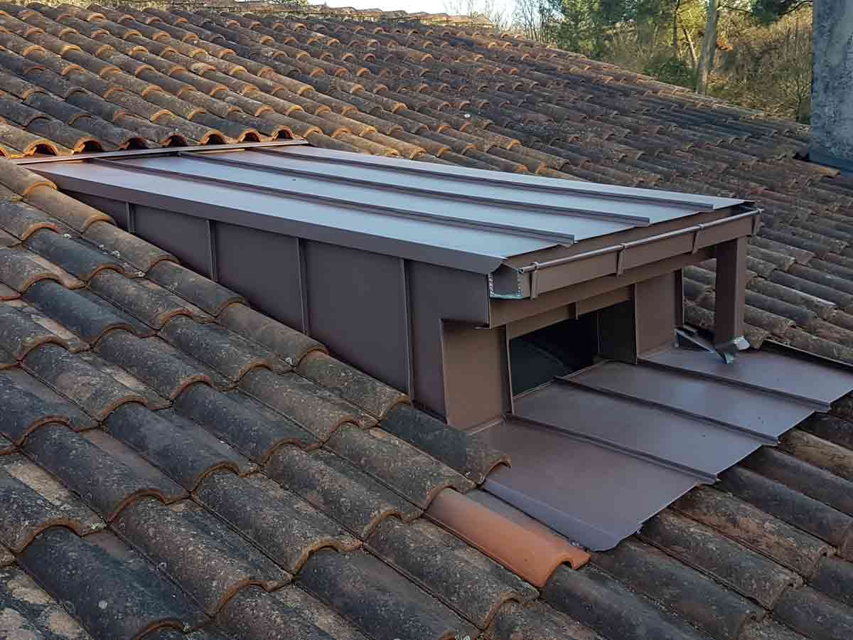 Travaux de zinguerie pour fenêtre de toit à Bègles