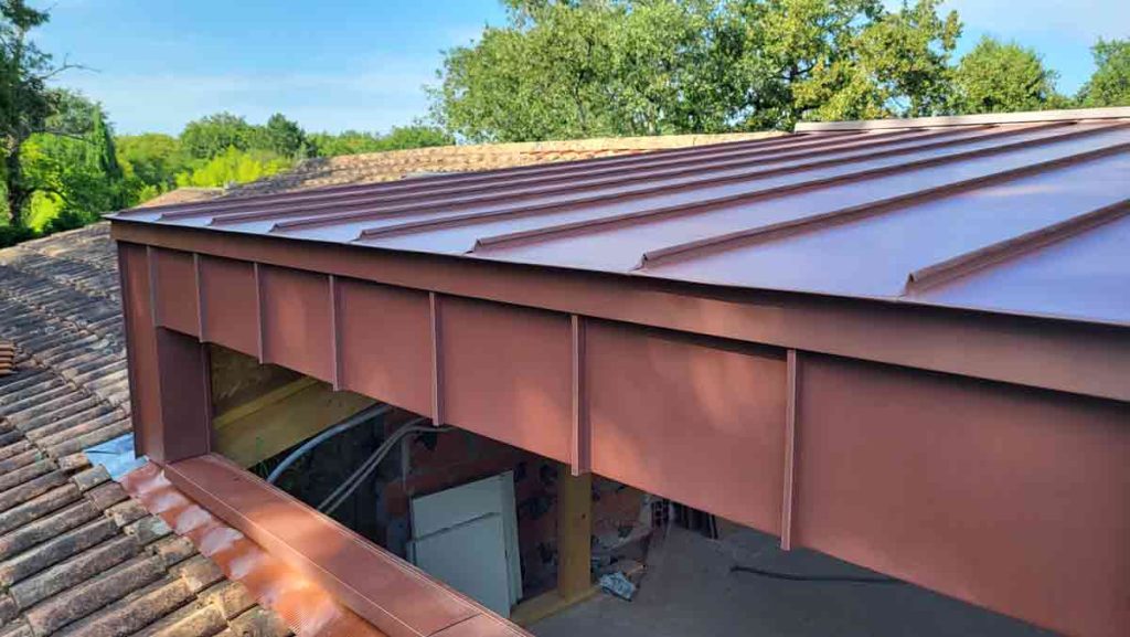 Pose d'étanchéité en zinc sur une fenêtre de toit à Floirac